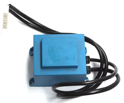 Blauer Transformator mit zwei schwarzen Kabeln, konzipiert für elektrische Anwendungen. Produkt von Daikin, speziell für bestimmte Modelle.